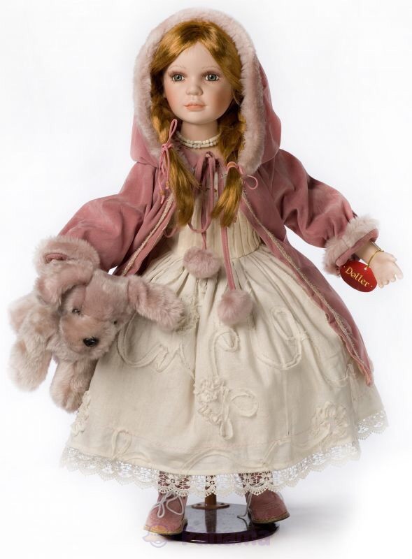 Кукла интернет магазин недорого. Фарфоровые куклы Кристель Флерхингер. Фарфоровая кукла в Красном платье. Коллекционная фарфоровая кукла на подставке.
