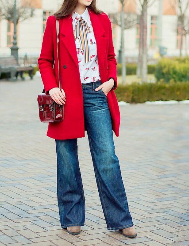 Красное пальто с кроссовками и джинсами