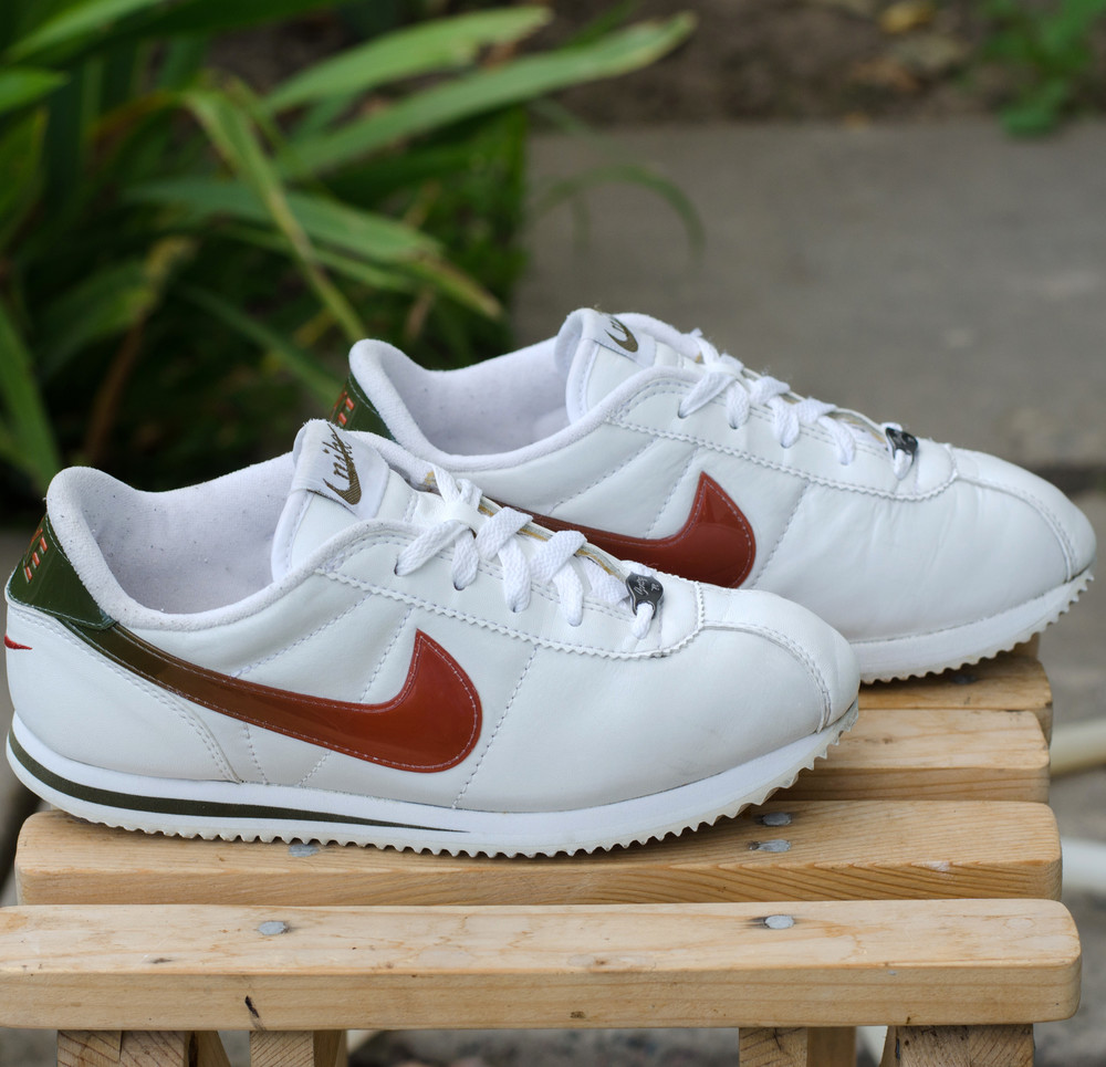 Nike vintage кроссовки. Nike Cortez Deluxe. Nike Cortez Винтаж. Nike Vintage 2001. Nike Cortez первые кроссовки.