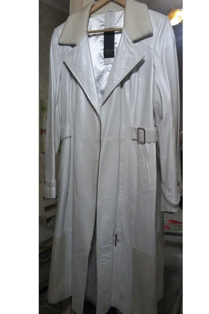 Белое кожаное пальто