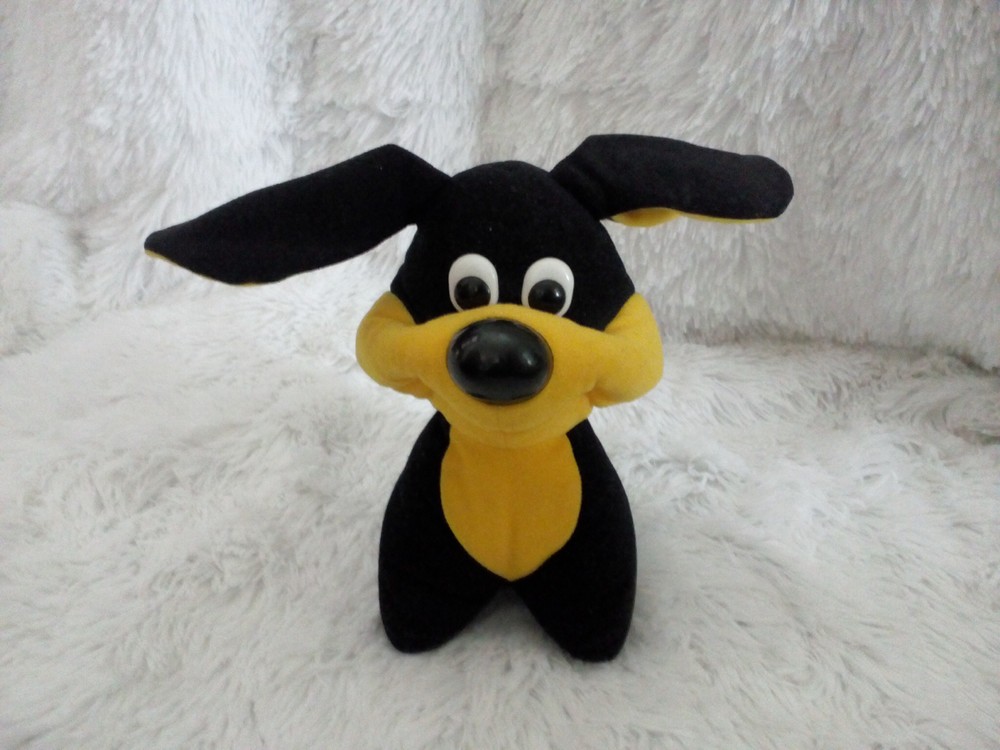 Симпатичная мягкая черно-желтая собака. фото №1