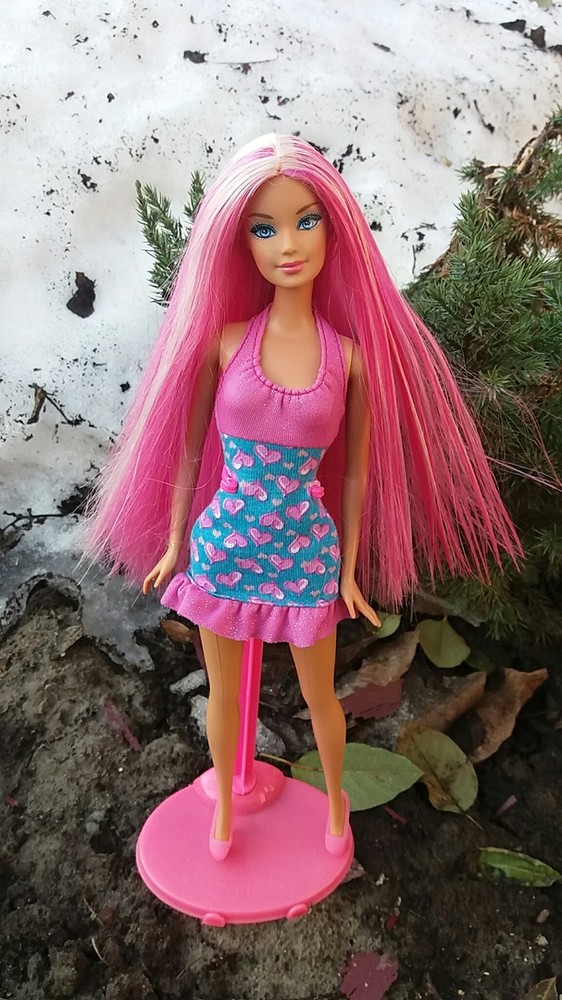 Барби с розовыми волосами. Кукла Барби с розовыми волосами. Барби с ярко розовыми волосами. Барби с длинными розовыми волосами. Барби шарнирная с розовыми волосами.