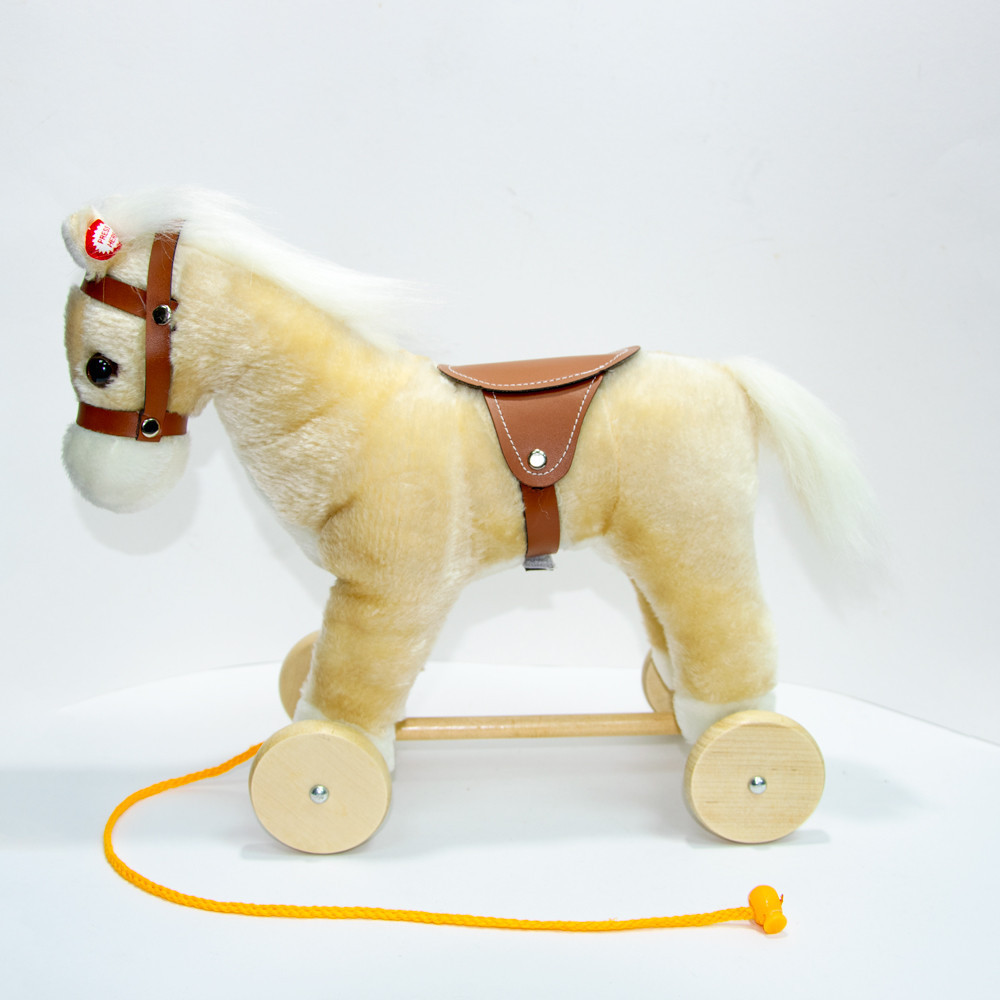 Фото деревянной лошадки на колесиках