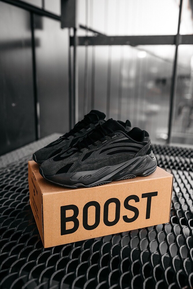 Мужские кроссовки adidas yeezy boost 700 v2 black 40-41-45 фото №1
