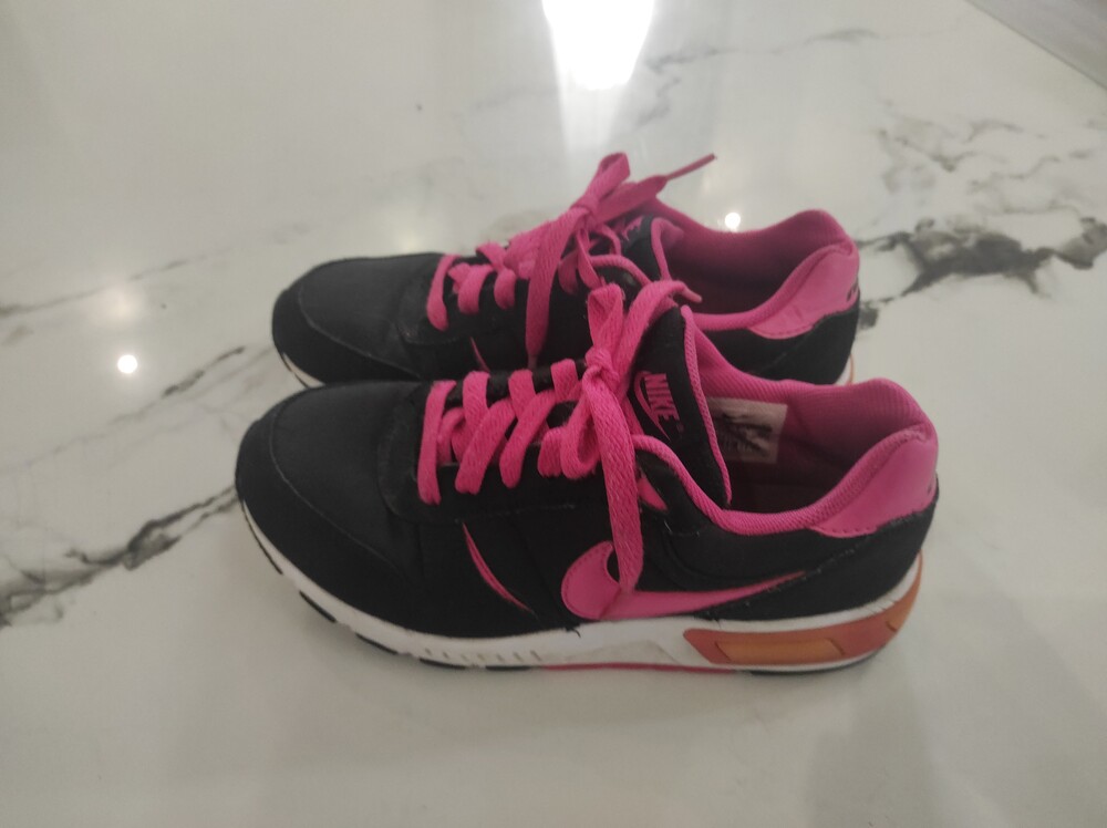 Кросівки на дівчинку nike 36 розміру фото №1