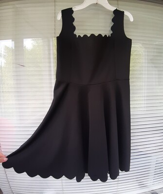 Маленьке чорне платтячко 14 розміру. Стан нового.
