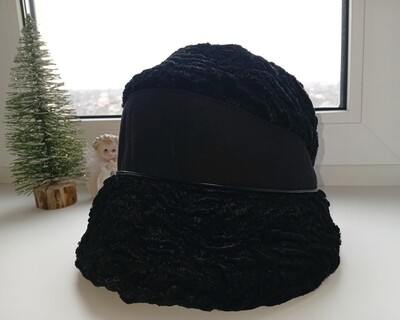 Тепла! Зимова шапка в чорному кольорі в хорошому стані