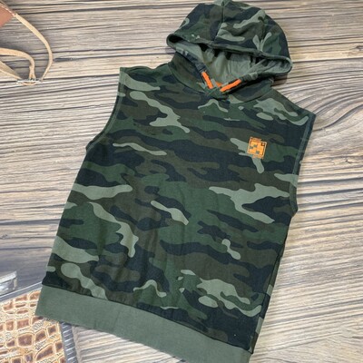 Безрукавка с капюшоном на 8/9 лет, состояние отличное